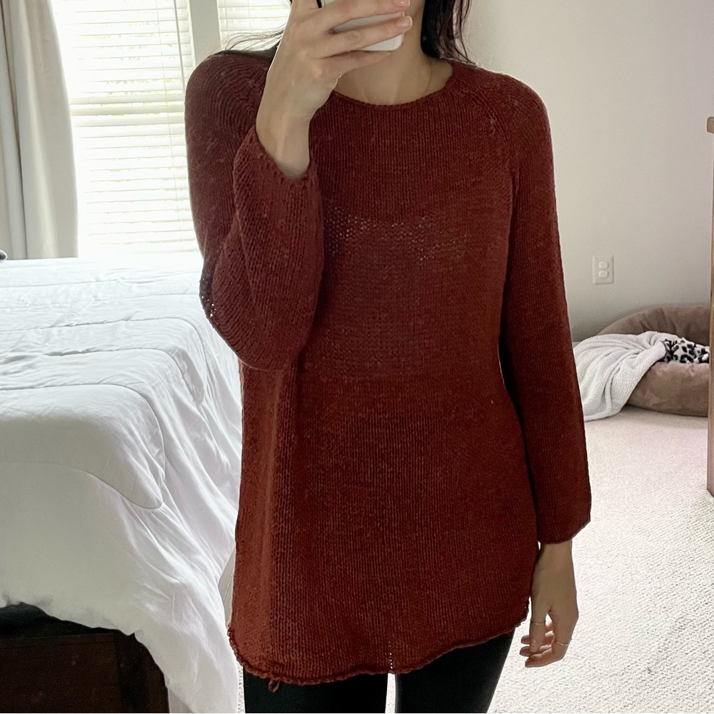 Long thin knit sweater with wrist length sleeve in maroon color